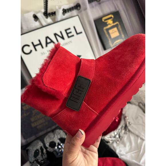 Ugg sz 10 red mini Bailey graphic logo strap nwot - Picture 2 of 8
